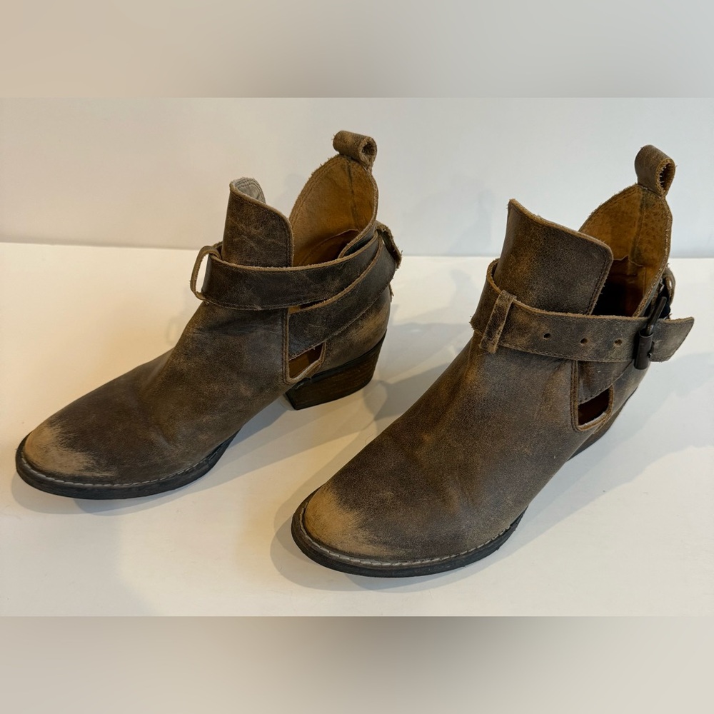 Very Volatile Los Angeles Women’s 8 Leather Ankle Bootie Brown Buckle Slip On